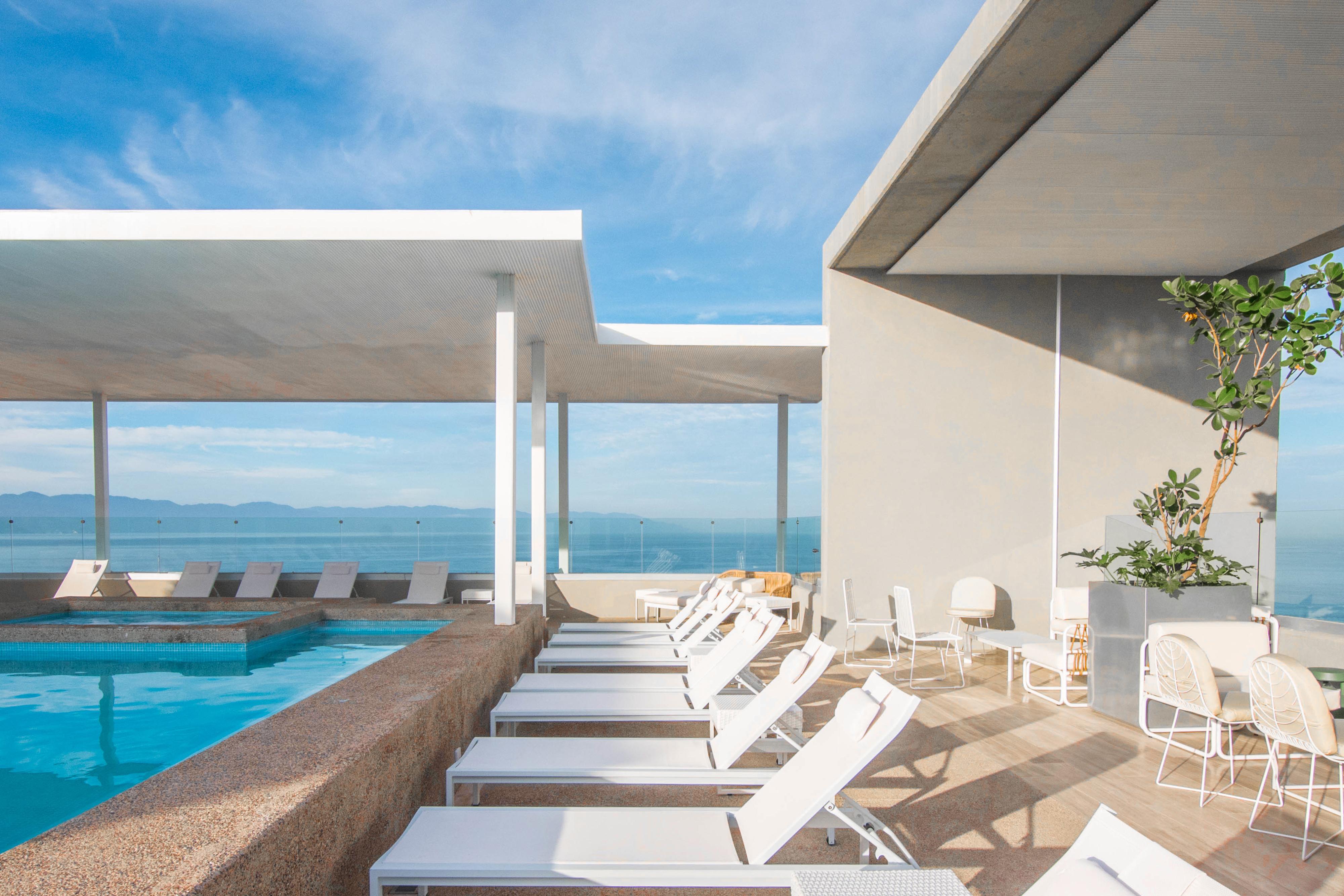 Hotel Mio Vallarta Unique & Different- Adults Only Пуерто-Вальярта Екстер'єр фото The rooftop pool at the hotel