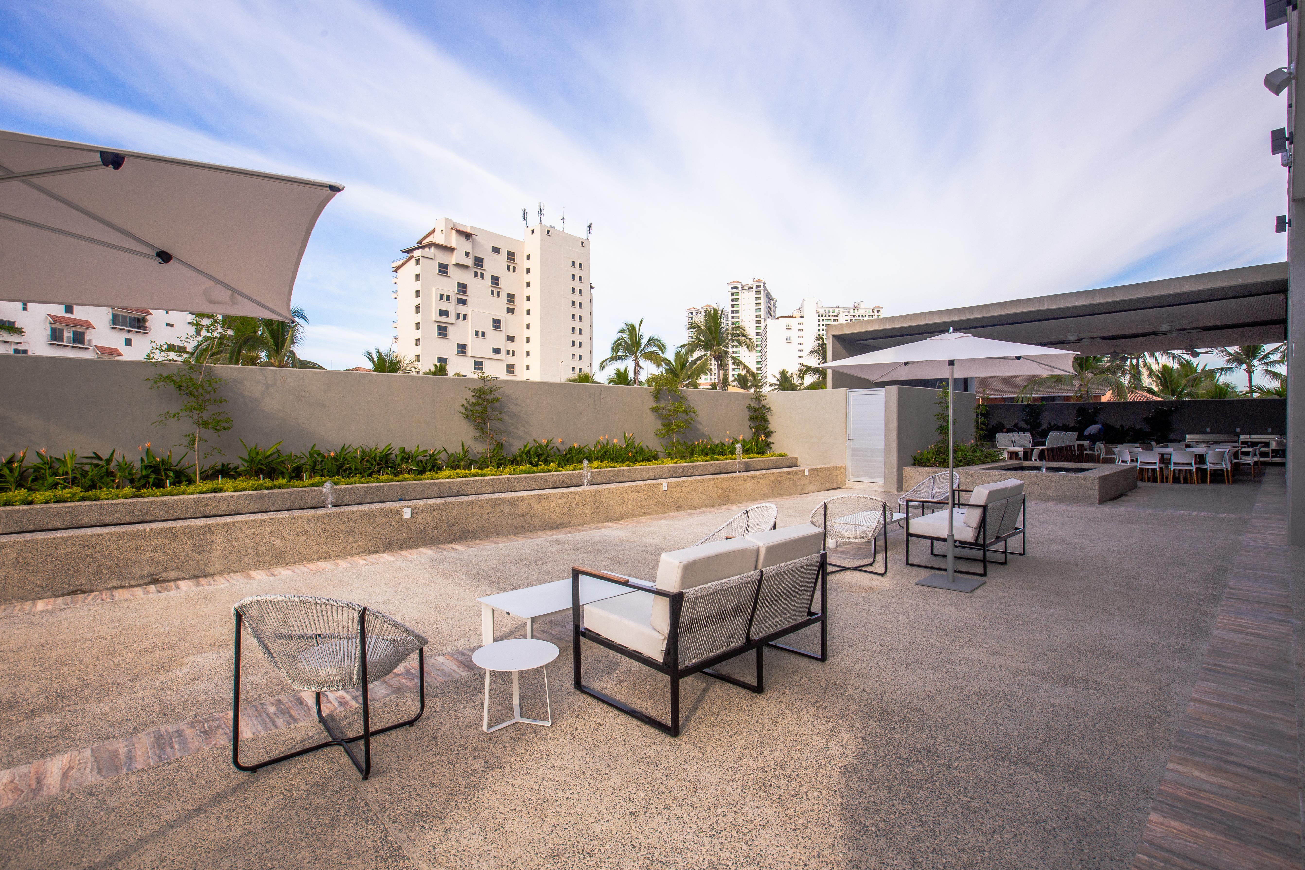 Hotel Mio Vallarta Unique & Different- Adults Only Пуерто-Вальярта Екстер'єр фото The rooftop lounge at the hotel